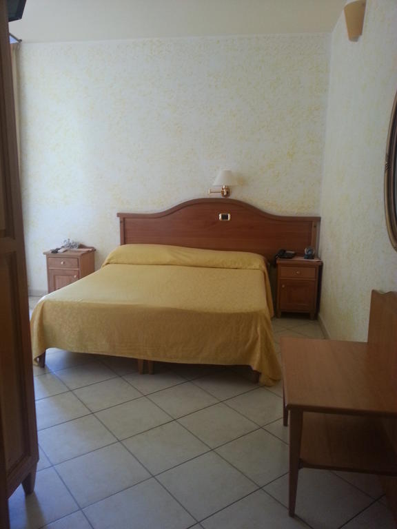 Hotel Mistef Falerna Szoba fotó