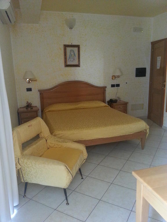 Hotel Mistef Falerna Szoba fotó